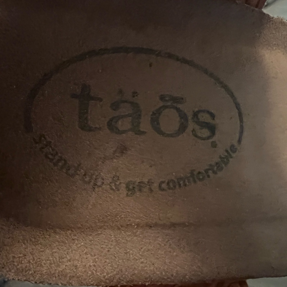 Taos Footwear Metallic Sandals - Picture 6 of 6
